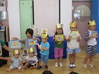 写真：誕生会　誕生児集合