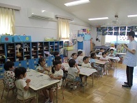 写真：とうもろこしの皮むき　説明