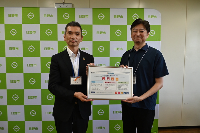 写真:宣言パネル贈呈(株式会社スキルハーモニー)