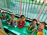 0歳児の水遊びの様子の写真