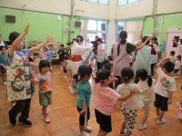 写真：踊りを踊っているところ