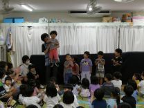 写真：だっこでお祝い