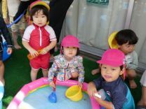 2歳児の水遊びの様子