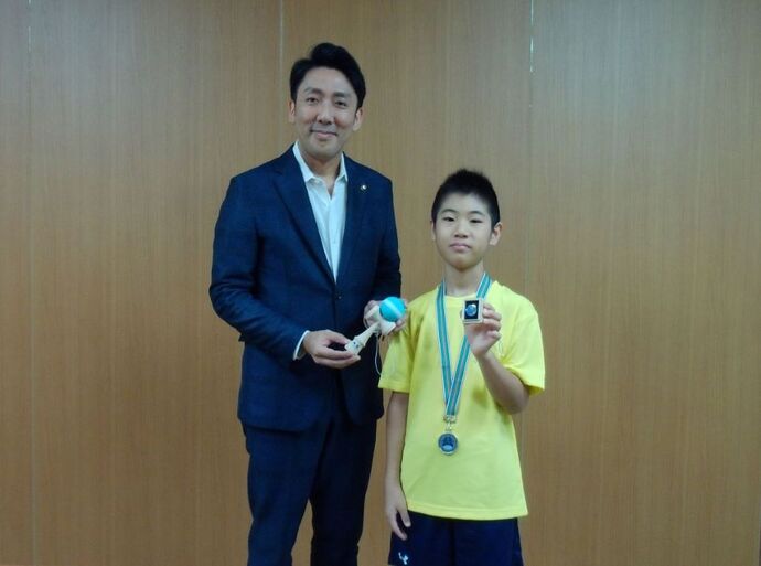左から：古賀市長、庄司さん