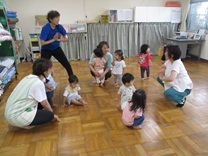 先生とご挨拶をする1歳児の写真