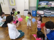 リトミックスカーフを手にする1歳児の写真