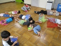 スカーフをかけて寝る子供の写真