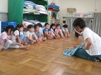 鉄琴の音を子どもたちに聞かせる講師の写真