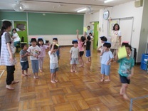 カラーの板を頭にのせてバランスをとる子供の写真