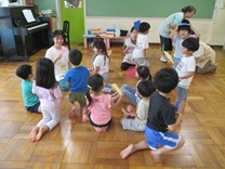 いろいろな色の板を手にする4歳児の写真
