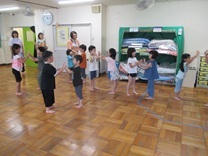 2人組で手を合わせる5歳児の写真